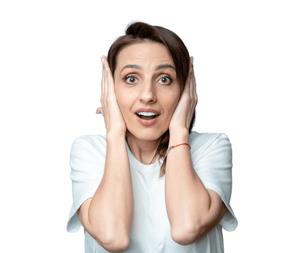 Mădălina Mărcuș cu palmele la urechi, la un joc de teatru