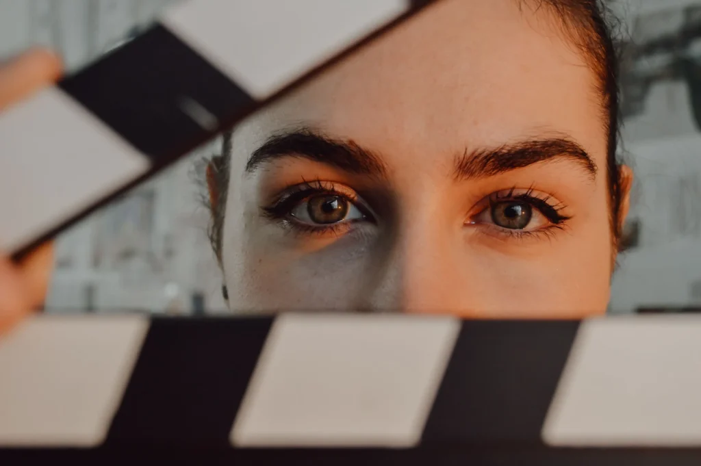 Ochii unei adolescente în spatele unei clachete de film